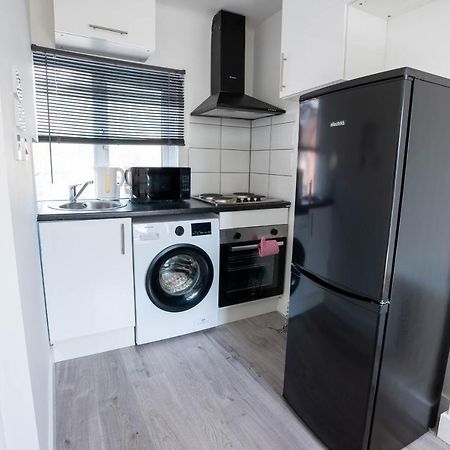 No 01 Small Studio Flat In Aylesbury Town Station Zewnętrze zdjęcie